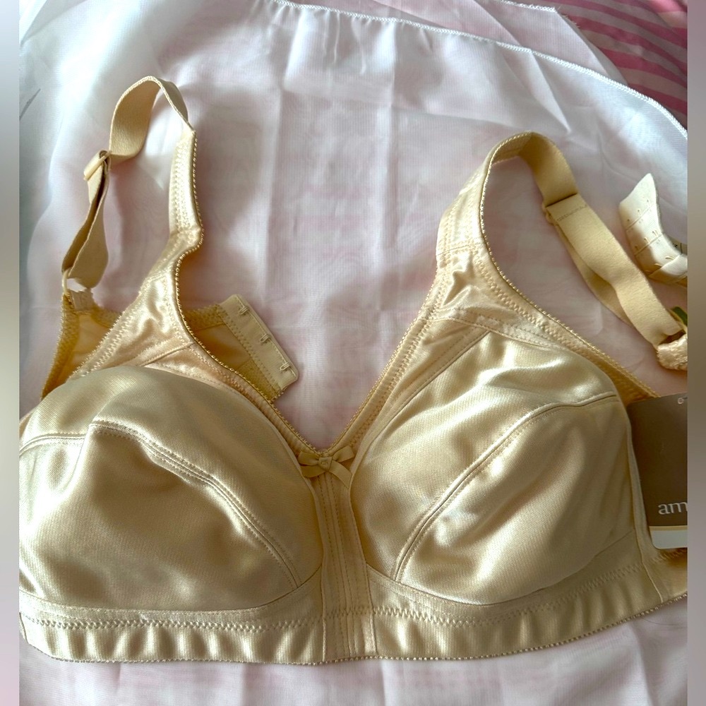Amoena Women's Ava M-frame style Pocketed Bra - NWT - Size 38B